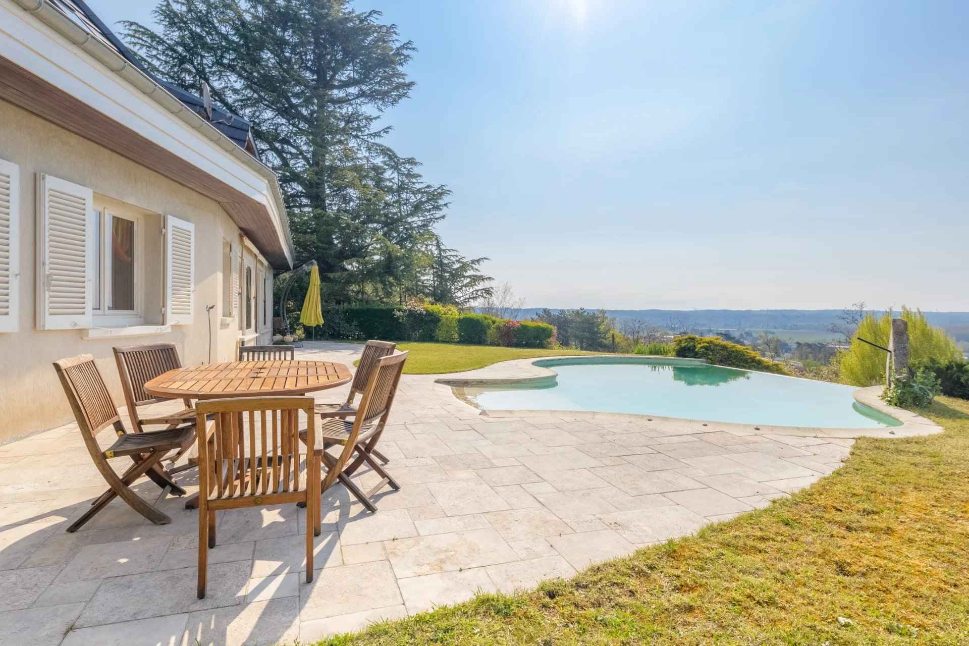 Barnes Lyon, agence immobilière de prestige - Piscine d'une maison à Trévoux