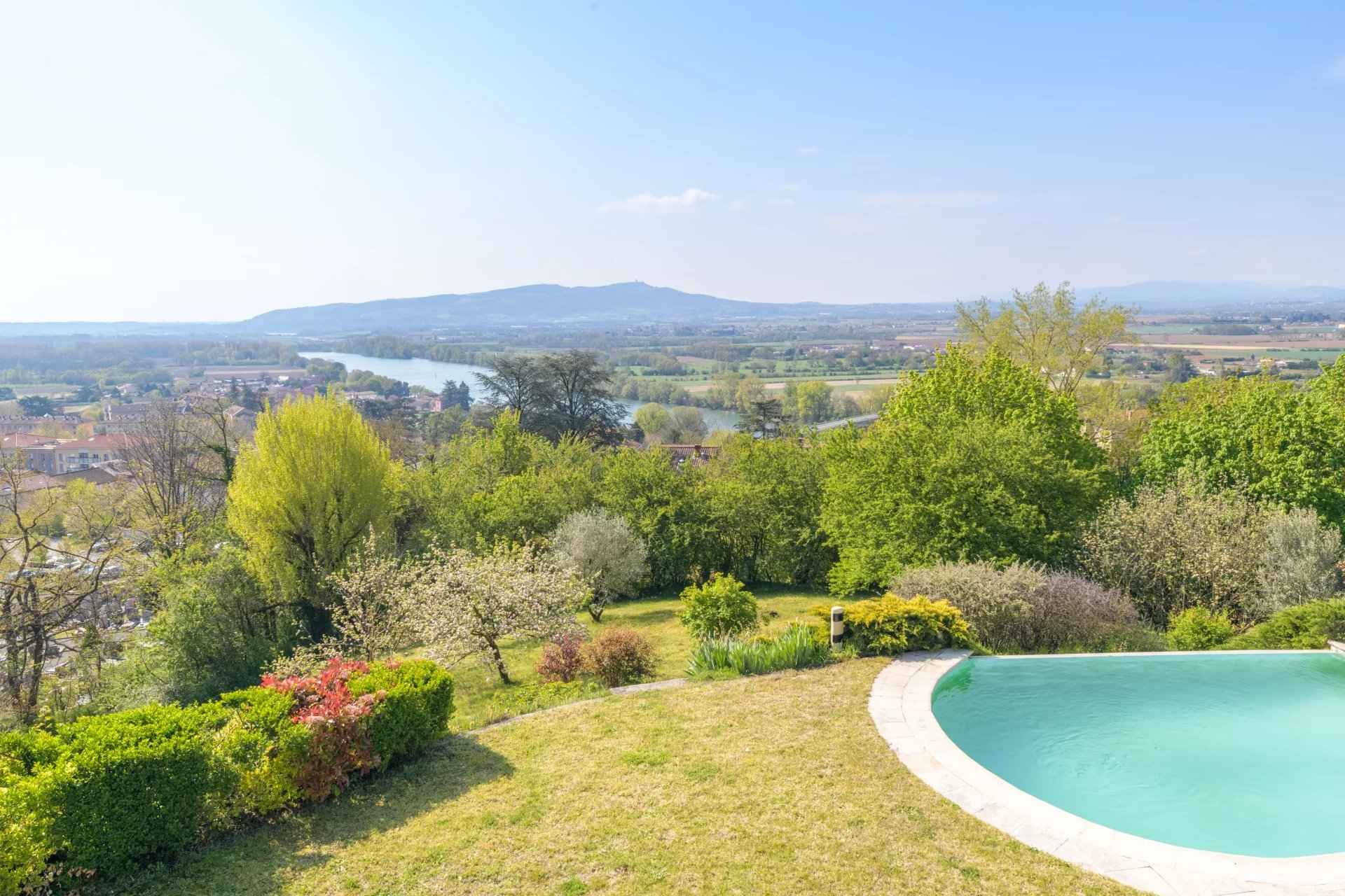 Barnes Lyon, prestigious real estate agency - Swimming pool of a house in Trévoux