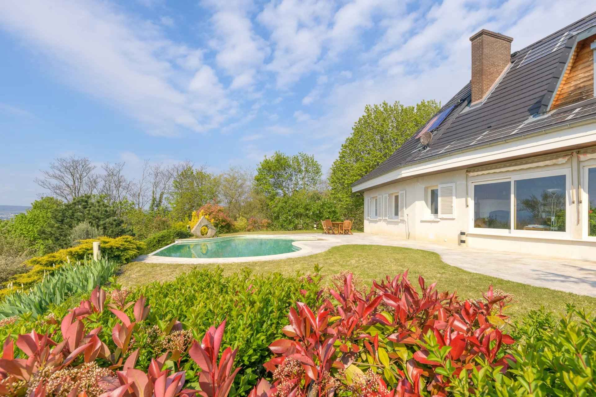 Barnes Lyon, prestigious real estate agency - Swimming pool of a house in Trévoux