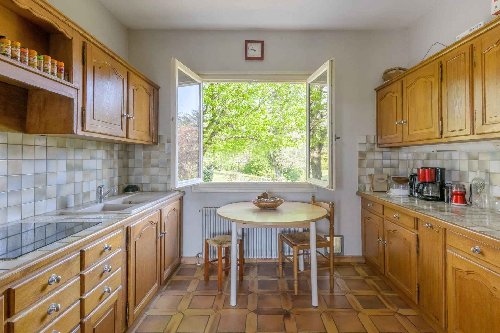 Barnes Lyon, prestigious real estate agency - Kitchen of a house in Trévoux