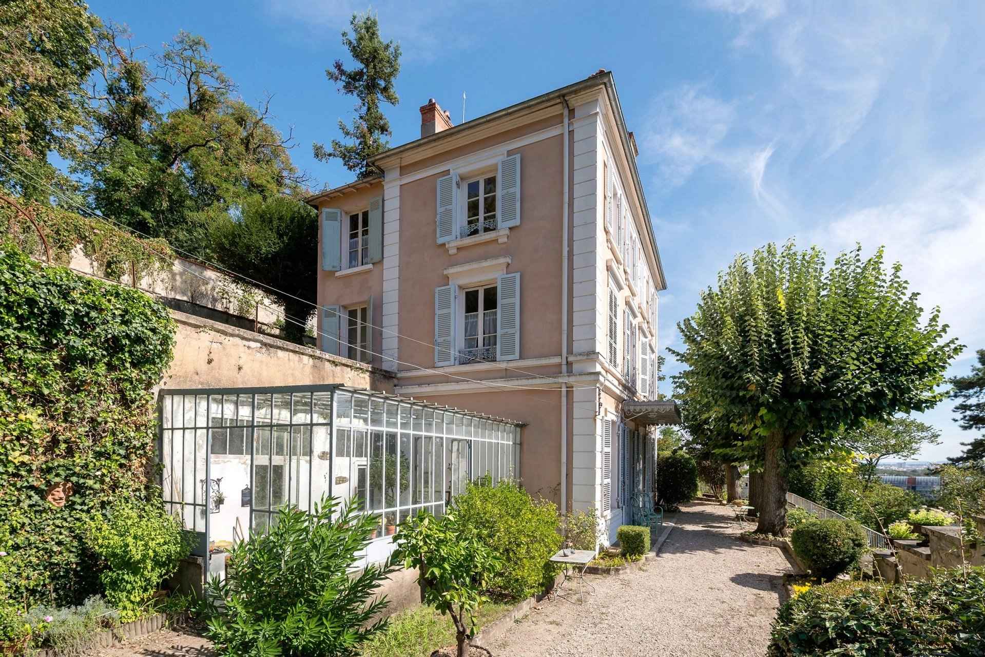 House / Villa - Barnes Lyon, agence immobilière de prestige