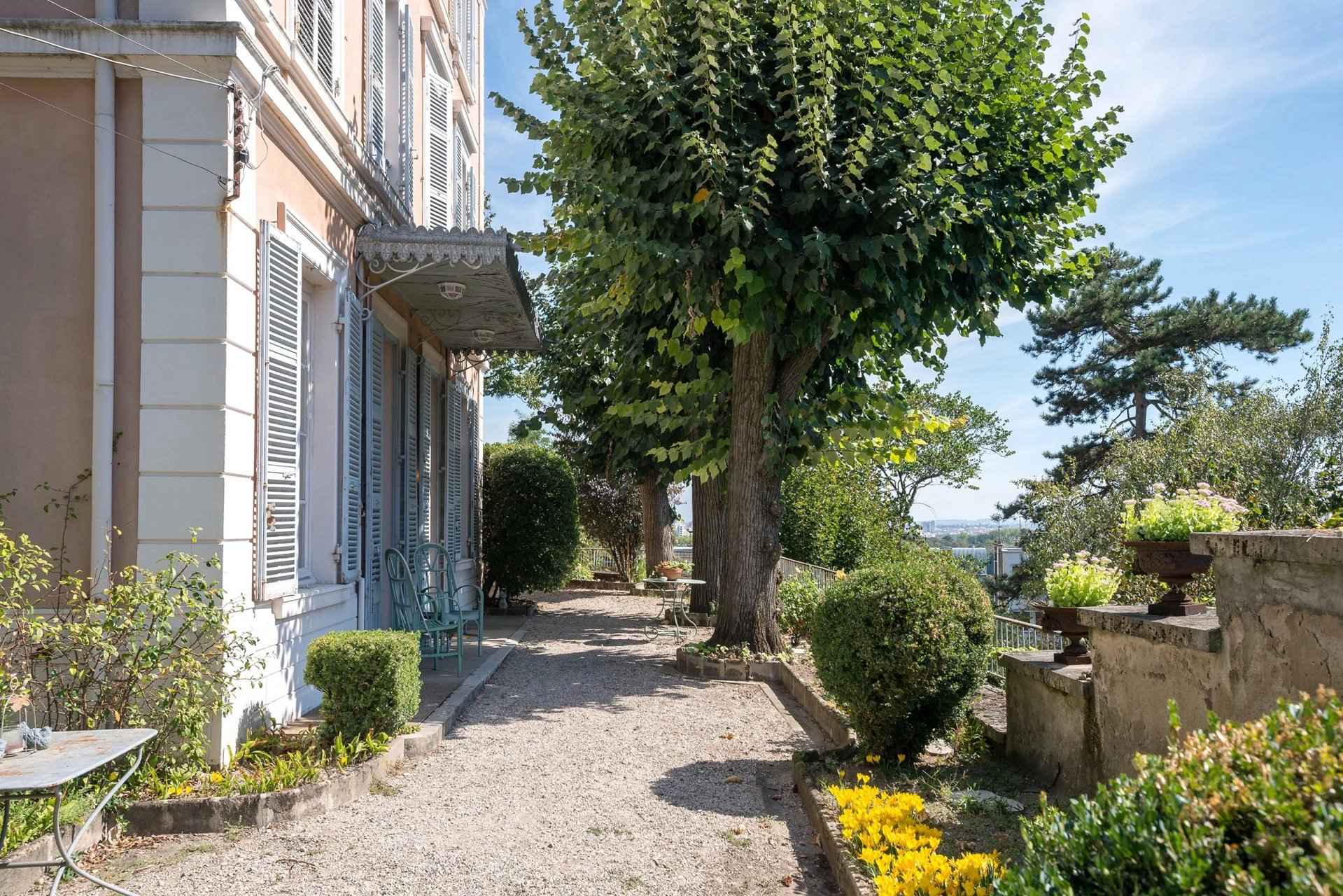 House / Villa - Barnes Lyon, agence immobilière de prestige