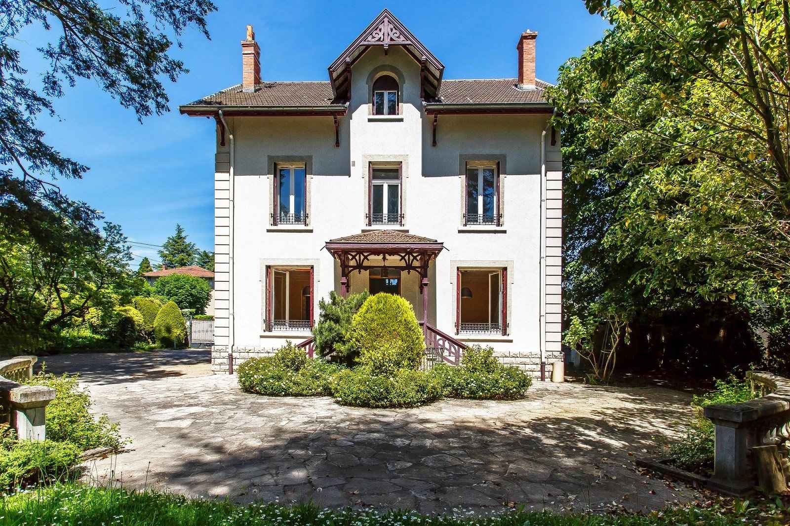 House / Villa - Barnes Lyon, agence immobilière de prestige