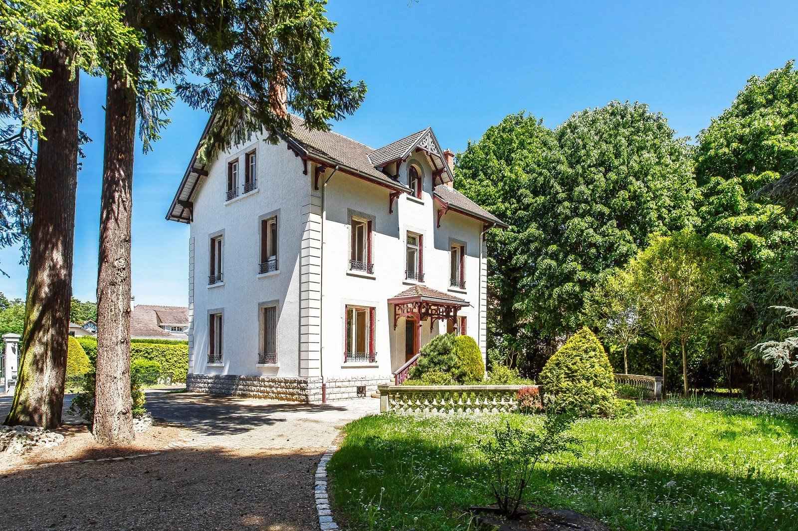 House / Villa - Barnes Lyon, agence immobilière de prestige