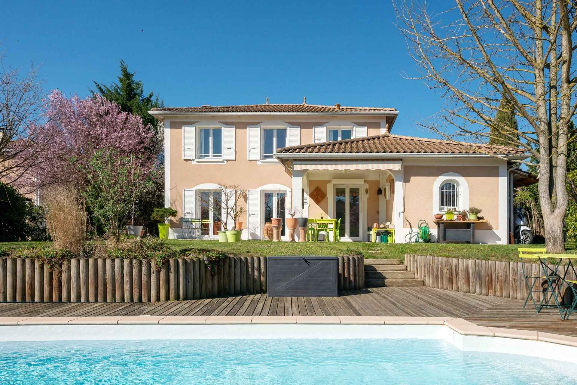 House / Villa - Barnes Lyon, agence immobilière de prestige