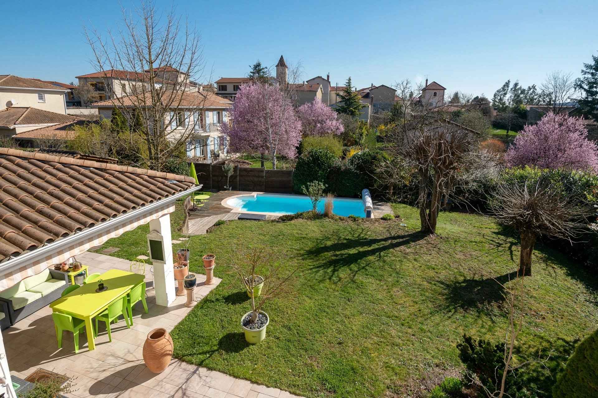 House / Villa - Barnes Lyon, agence immobilière de prestige