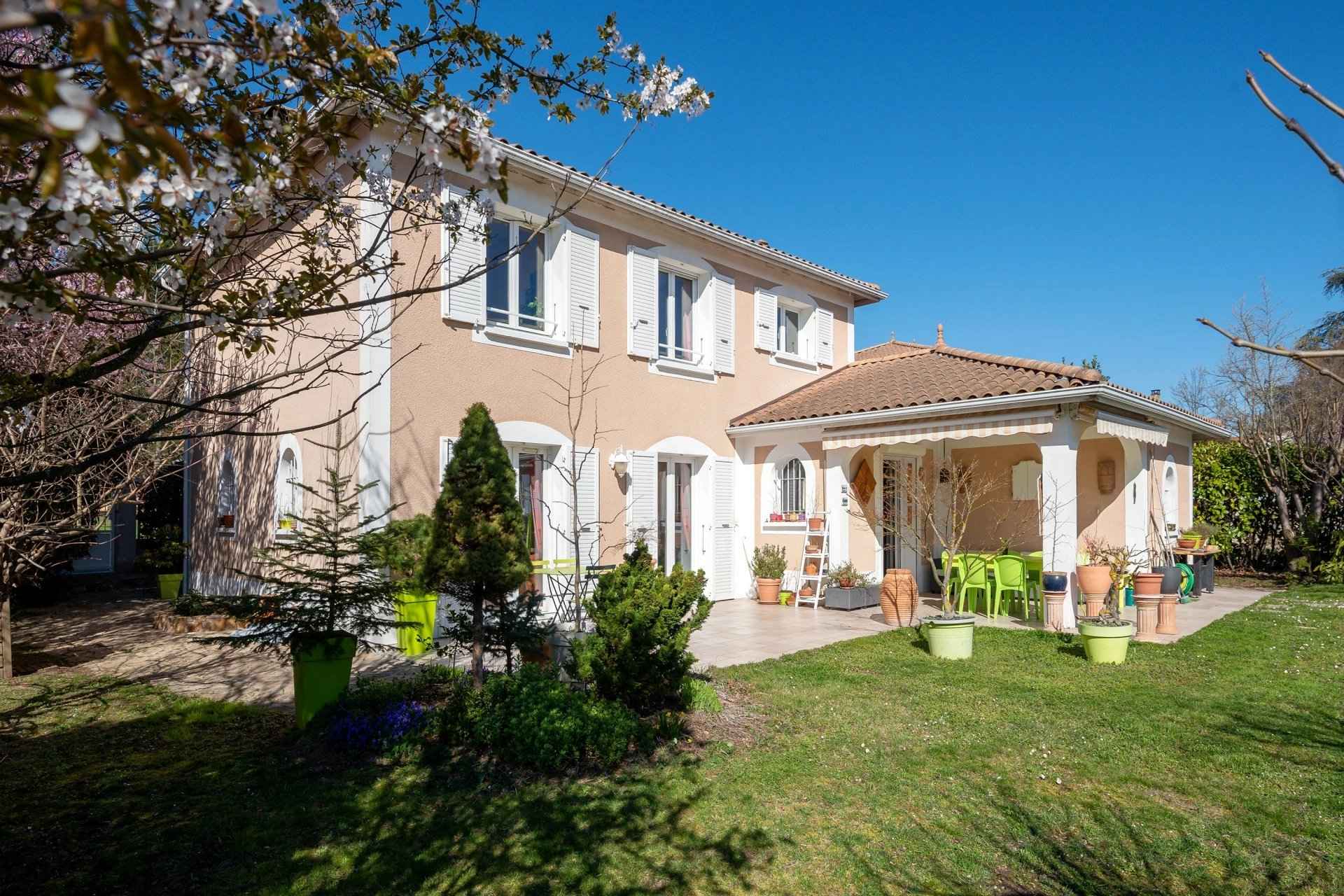 House / Villa - Barnes Lyon, agence immobilière de prestige