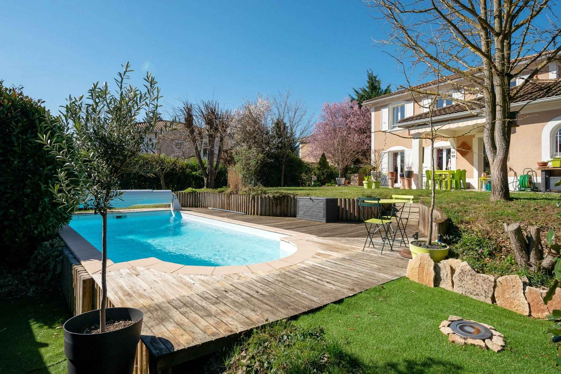 House / Villa - Barnes Lyon, agence immobilière de prestige