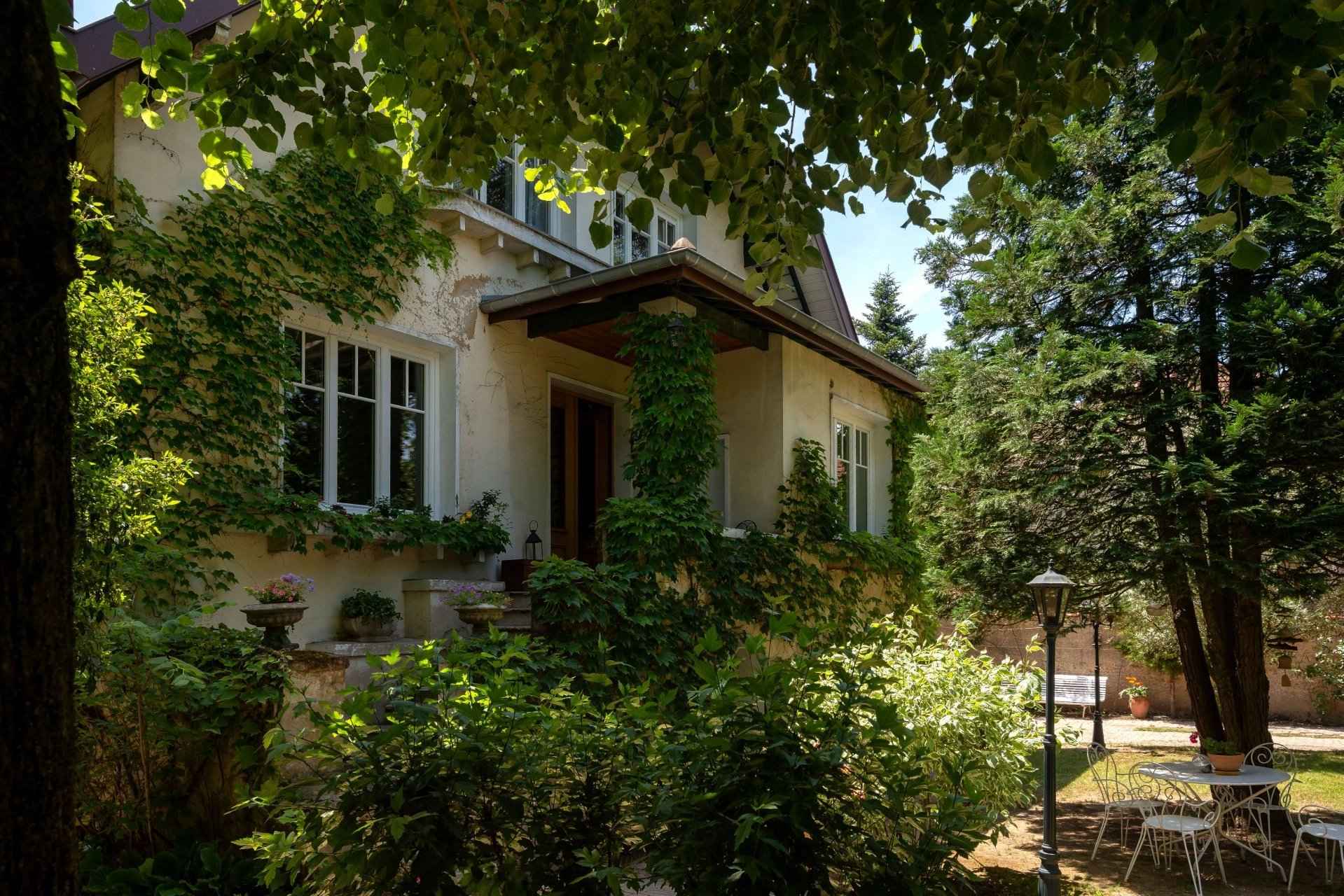 House / Villa - Barnes Lyon, agence immobilière de prestige