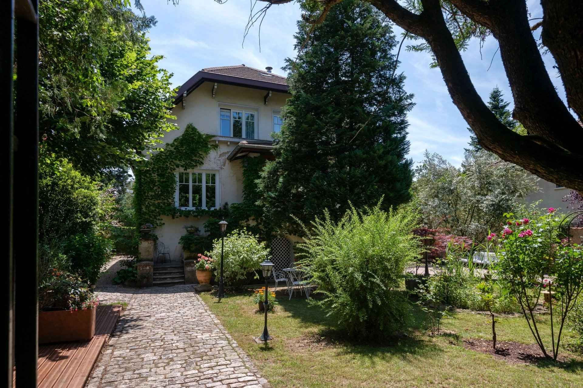 House / Villa - Barnes Lyon, agence immobilière de prestige