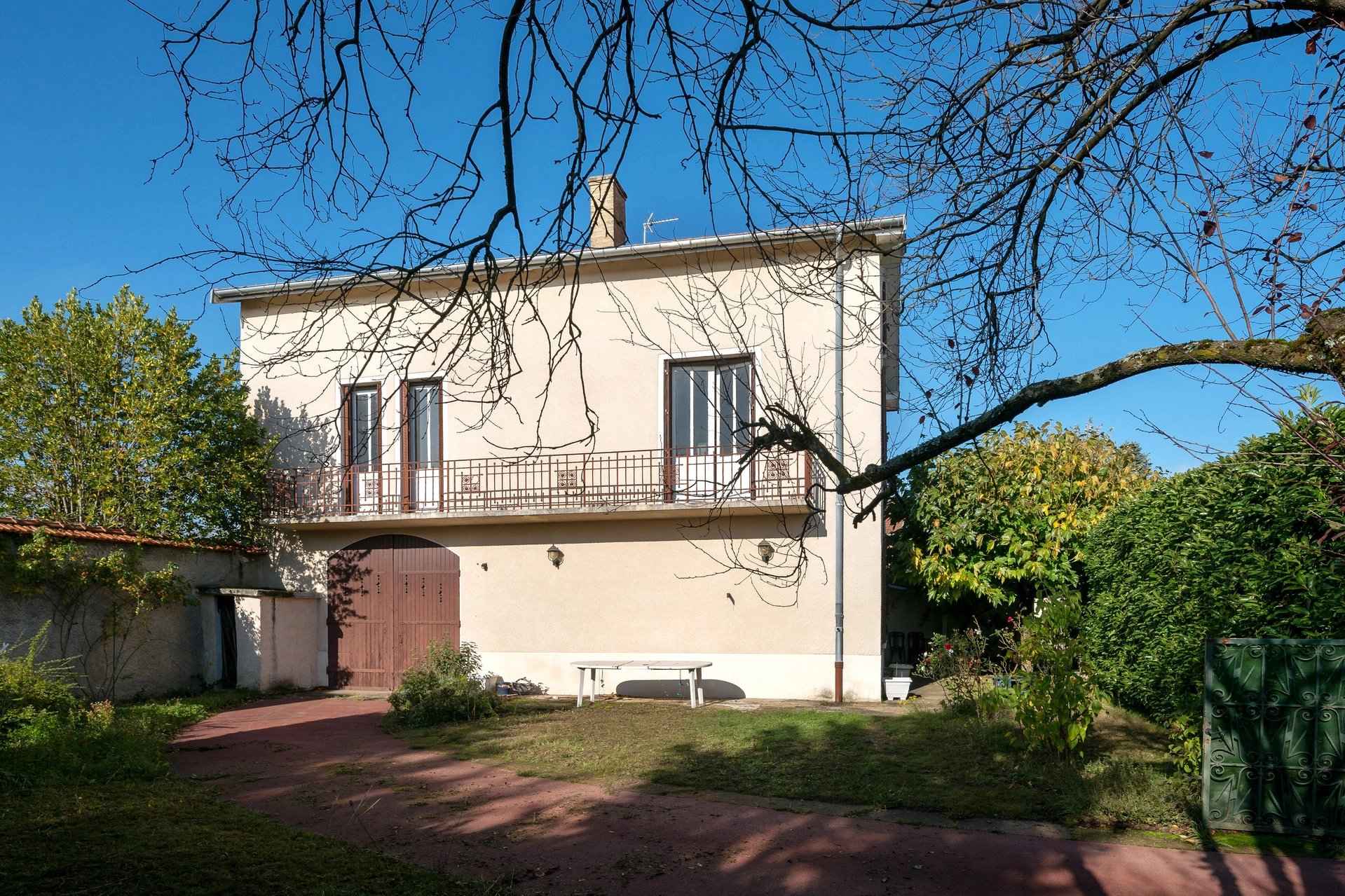 House / Villa - Barnes Lyon, agence immobilière de prestige