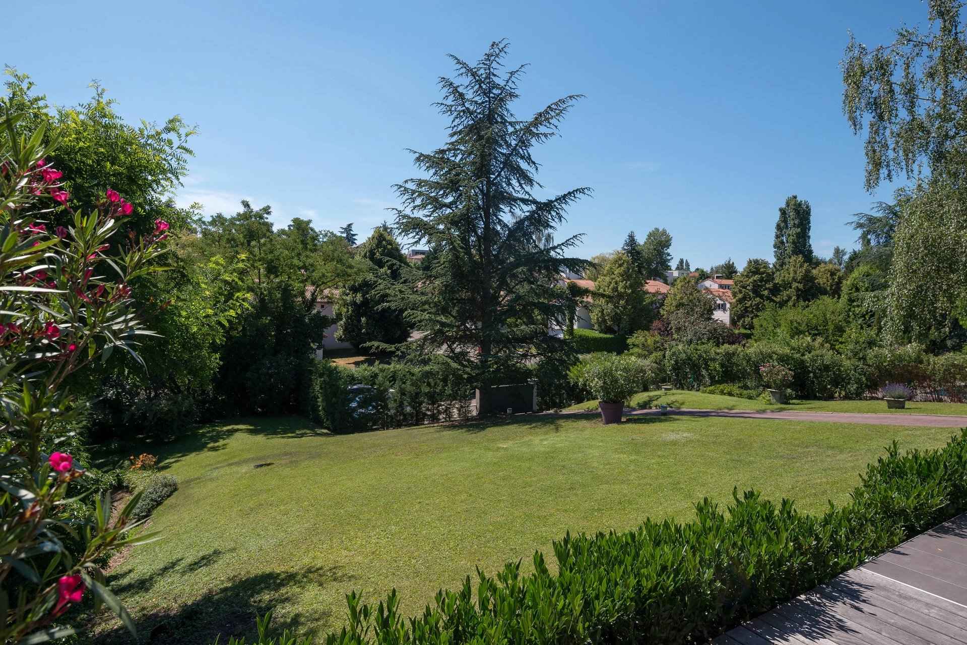 House / Villa - Barnes Lyon, agence immobilière de prestige