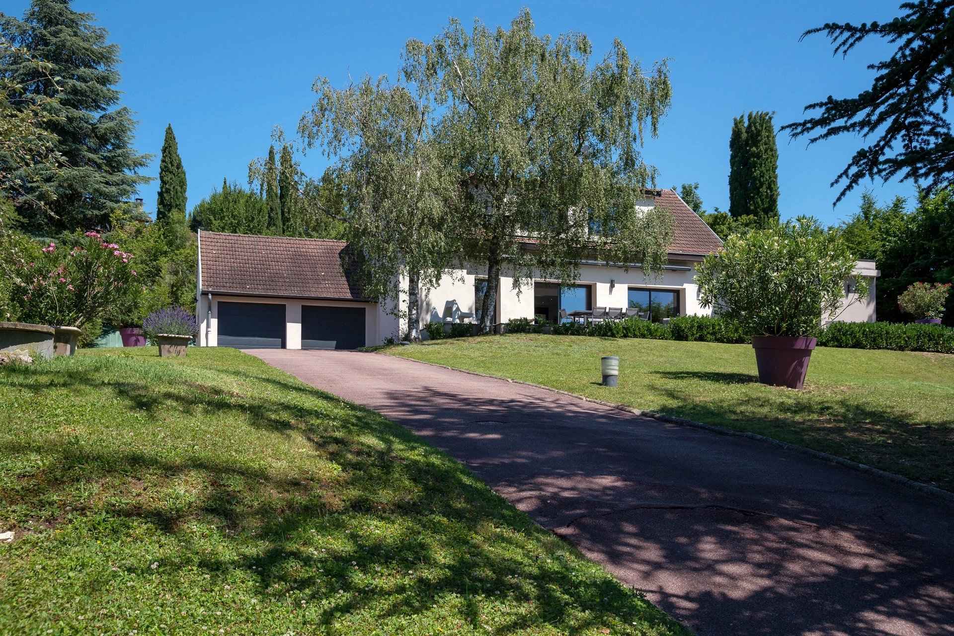 House / Villa - Barnes Lyon, agence immobilière de prestige