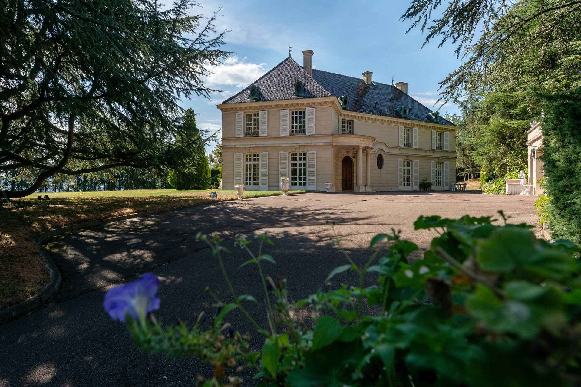 House / Villa - Barnes Lyon, agence immobilière de prestige